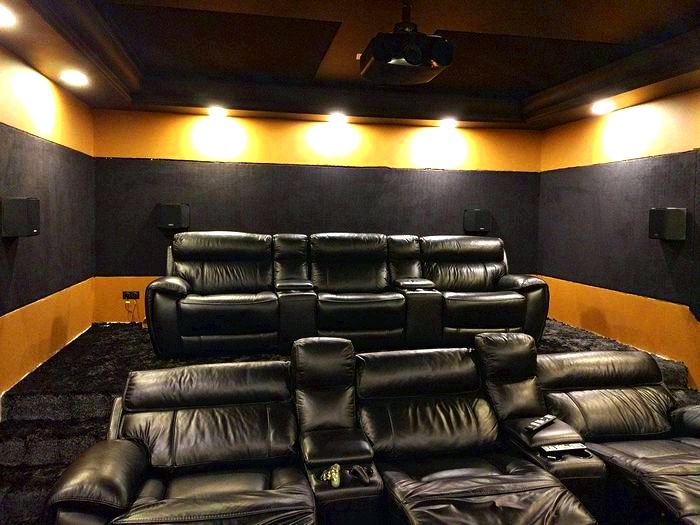 Удобное кресло в кинотеатре
